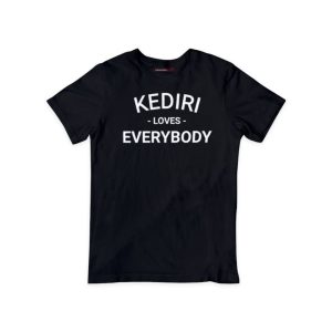 Kediri Loves Everybody Tunjukkan kepada Dunia bahwa Anda bangga menjadi warga Kediri dan siap menyambut semua orang dari mana pun untuk datang ke Kediri Kediri Loves Everybody sangat cocok untuk bergaya casual. Dipakai saat kuliah, kerja atau santai karena bahannya yang premium, fungsional, dan menambah rasa percaya diri saat memakainya. Kaos oleh-oleh produk UMKM kediri ini juga nyaman ketika dipakai dalam kegiatan sehari hari karena bahan yang sangat lembut dan menyerap keringat.